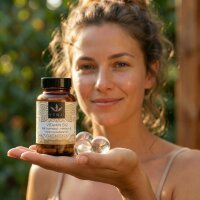 VEGJi Vitamin B12 Triform in der Hand einer Frau