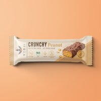 VEGJi Crunchy Peanut veganer Bio Proteinriegel mit Erdnuss auf beigem Hintergrund