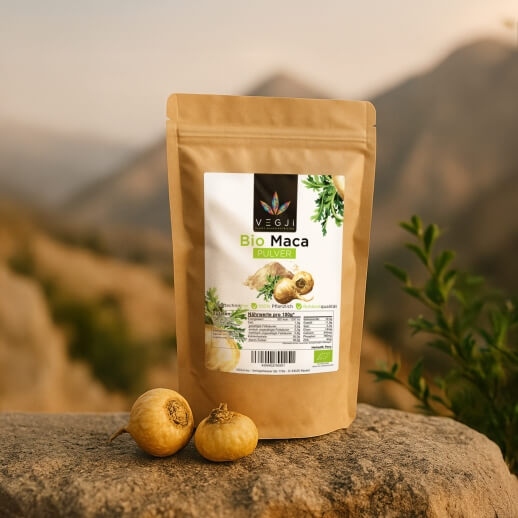 VEGJi Bio Macapulver auf Felsen, im Hintergrund sind die Anden in Peru zu sehen