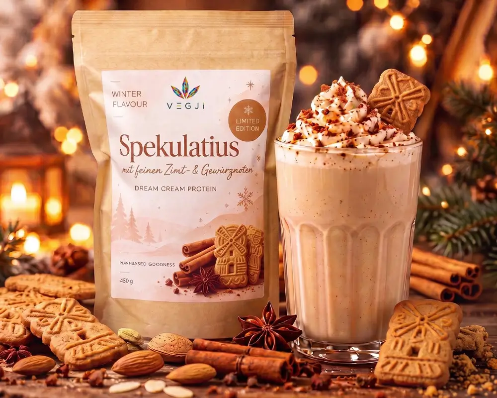 VEGJi Dream Cream Spekulatius mit cremigem Proteinshake und winterlicher Dekoration