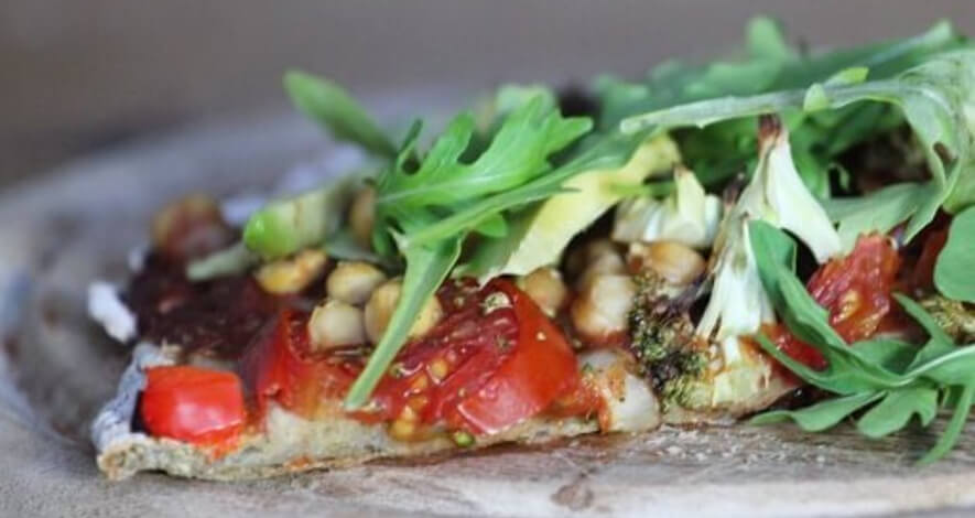 Falafelpizza mit Rucola und Tomaten