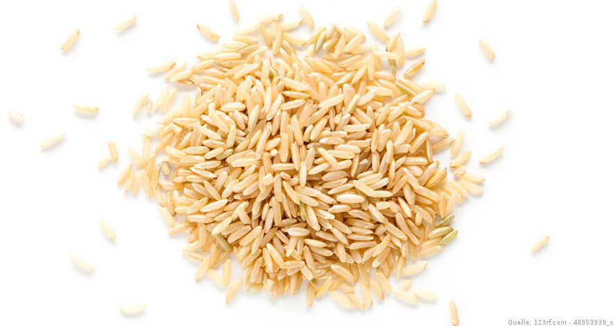 Brauner Reis auf weißem Hintergrund
